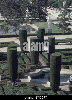 JARDINES DE SABATINI O DE LAS CABALLERIZAS REALIZADOS ENTRE 1933 Y 1934. AUTEUR : FERNANDO GARCIA MERCADAL (1896-1986). LIEU : PALACIO REAL-JARDINES. MADRID. ESPAGNE. Banque D'Images
