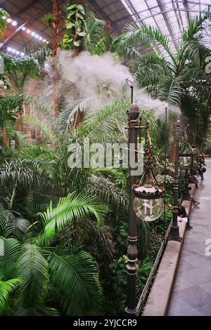 VESTIBULO CENTRAL CON PLANTAS DE LA ESTACION DE ATOCHA - JARDIN TROPICAL. Auteur: RAFAEL MONEO. EMPLACEMENT: ESTACION DE ATOCHA. MADRID. ESPAGNE. Banque D'Images