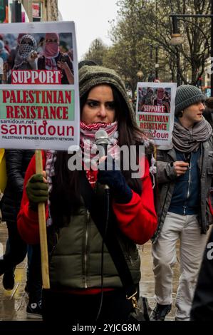 Londres, Royaume-Uni. 31 mars 2018. Une femme dirige des chants de soem sur la manifestation roulante le long d'Oxford Street en solidarité avec Gaza et les manifestations de la Journée de la Terre où 17 civils palestiniens non armés ont été abattus hier par les forces israéliennes. Les manifestants ont appelé les acheteurs à boycotter les magasins ayant des liens commerciaux avec l'apartheid Israël. La Journée de la terre commémore les manifestations de 1976 des Palestiniens contre la confiscation des terres palestiniennes par l'État israélien. Les personnes abattues hier participaient à des manifestations largement pacifiques pour la « Grande Marche du retour » qui se poursuit jusqu'à la fête de la Nakba le 15 mai, Banque D'Images