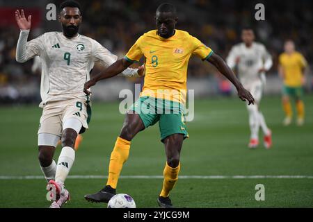 MELBOURNE, AUSTRALIE. 14 novembre 2024. Sur la photo : Jason Geria d'Australie contrôle le ballon sous la pression de Firas Al Buraikan d'Arabie Saoudite (à gauche) lors du 3ème tour des qualifications de la Coupe du monde AFC du Groupe C Australie vs Arabie Saoudite depuis le stade rectangulaire de Melbourne à AAMI Park le 14 novembre 2024. Crédit : Karl Phillipson/Alamy Live News Banque D'Images