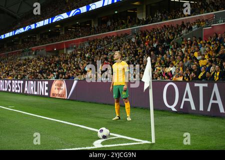 MELBOURNE, AUSTRALIE. 14 novembre 2024. Sur la photo : Riley McGree, australienne qui joue pour Middlesborough en Angleterre, se prépare à prendre un corner lors du 3ème tour des qualifications de la Coupe du monde AFC du Groupe C Australie vs Arabie Saoudite au stade rectangulaire de Melbourne à AAMI Park le 14 novembre 2024. Crédit : Karl Phillipson/Alamy Live News Banque D'Images