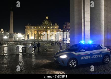 Cité du Vatican - 29 octobre 2024 : une voiture de police près de la basilique Saint-Pierre sur la place Pierre au Vatican la nuit. Banque D'Images