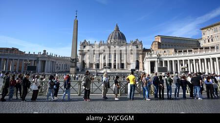 Cité du Vatican - 5 novembre 2024 : les touristes font une longue queue à la basilique Saint-Pierre sur la place Pierre au Vatican. Banque D'Images