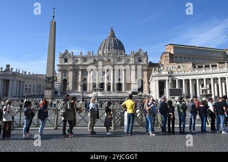 Cité du Vatican - 5 novembre 2024 : les touristes font une longue queue à la basilique Saint-Pierre sur la place Pierre au Vatican. Banque D'Images