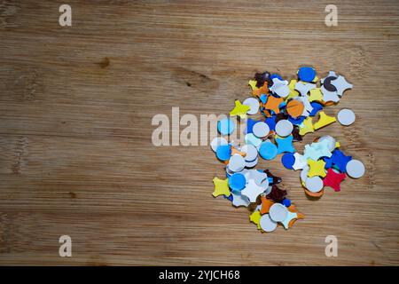 concept de pièces de confettis colorées sur une surface en bois avec un espace texte Banque D'Images