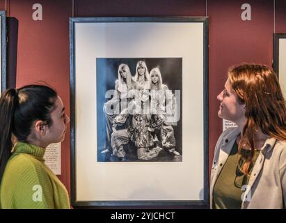 Gainsborough House, Sudbury 14 nov. 2024 le vPicture Perfect de la Wive des Beatles : un siècle de photographie de mode de la National Portrait Gallery présentera 29 photographies, couvrant dix décennies, mettant en vedette certains des visages et regards les plus reconnaissables de l'âge d'or d'Hollywood aux années soixante balançantes et aux supermodèles de passerelle. Elles sont prises par les photographes les plus influents de leur époque, dont Cecil Beaton Irving Penn, Norman Parkinson et Miles Aldridge Credit : Paul Quezada-Neiman/Alamy Live News Banque D'Images