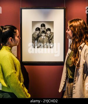 Gainsborough House, Sudbury 14 nov. 2024 The Beatles Picture Perfect : a Century of Fashion Photography de la National Portrait Gallery présentera 29 photographies, couvrant dix décennies, mettant en vedette certains des visages et regards les plus reconnaissables de l'âge d'or d'Hollywood aux années soixante et aux mannequins de passerelle. Elles sont prises par les photographes les plus influents de leur époque, dont Cecil Beaton Irving Penn, Norman Parkinson et Miles Aldridge Credit : Paul Quezada-Neiman/Alamy Live News Banque D'Images