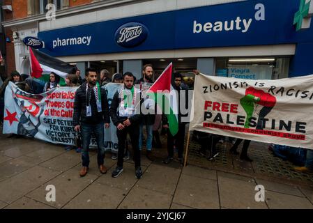 Londres, Royaume-Uni. 31 mars 2018. Protesterss Outside Boots, qui vend des produits cosmétiques israéliens lors de la manifestation roulante le long d'Oxford Street en solidarité avec Gaza et lors des manifestations de la Journée de la Terre où 17 civils palestiniens non armés ont été abattus hier par les forces israéliennes. Les manifestants ont appelé les acheteurs à boycotter les magasins ayant des liens commerciaux avec l'apartheid Israël. La Journée de la terre commémore les manifestations de 1976 des Palestiniens contre la confiscation des terres palestiniennes par l'État israélien. Ceux qui ont été abattus hier participaient à des manifestations largement pacifiques pour la "Grande Marche du retour" qui Banque D'Images