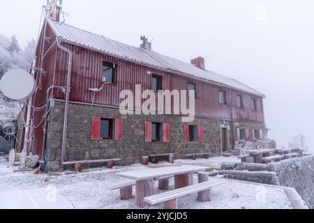 Senj, Croatie. 14 novembre 2024. La première neige de la saison hivernale est vue au Lodge de montagne de Zavizanj le 14 novembre 2024 près de Senj, Croatie. Photo : Hrvoje Kostelac/PIXSELL crédit : Pixsell/Alamy Live News Banque D'Images