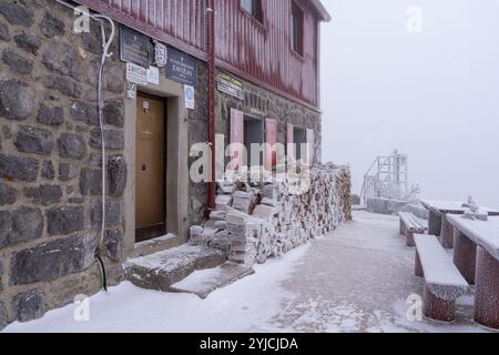 Senj, Croatie. 14 novembre 2024. La première neige de la saison hivernale est vue au Lodge de montagne de Zavizanj le 14 novembre 2024 près de Senj, Croatie. Photo : Hrvoje Kostelac/PIXSELL crédit : Pixsell/Alamy Live News Banque D'Images