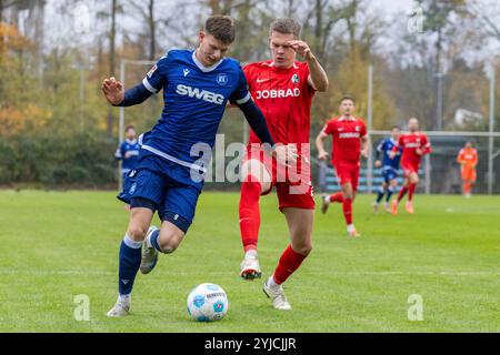 Karlsruhe, Deutschland. 14 novembre 2024. Matthias Ginter (SC Freiburg, #28), Andrin Hunziker (Karlsruher SC, #09), Karlsruher SC vs FC Freiburg, Fussball, Teststpiel, Laenderspielpause, saison 2024/2025, 14.11.2024 Foto : Eibner-Pressefoto/Lena und Christina Wessely crédit : dpa/Alamy Live News Banque D'Images