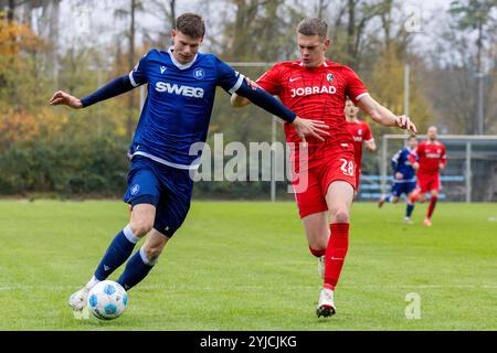 Karlsruhe, Deutschland. 14 novembre 2024. Matthias Ginter (SC Freiburg, #28), Andrin Hunziker (Karlsruher SC, #09), Karlsruher SC vs FC Freiburg, Fussball, Teststpiel, Laenderspielpause, saison 2024/2025, 14.11.2024 Foto : Eibner-Pressefoto/Lena und Christina Wessely crédit : dpa/Alamy Live News Banque D'Images