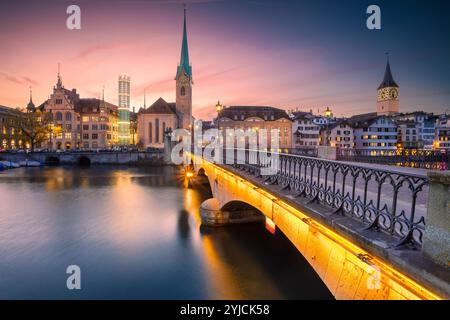 Zurich, Suisse. Image de paysage urbain de Zurich, Suisse au magnifique coucher de soleil d'automne. Banque D'Images
