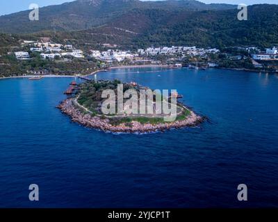 Île avec cabanes et stations balnéaires dans la mer. Vue en angle élevé du haut par drone Banque D'Images