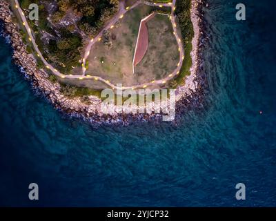 Île avec cabanes et stations balnéaires dans la mer. Vue en angle élevé du haut par drone Banque D'Images