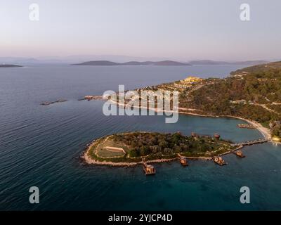 Île avec cabanes et stations balnéaires dans la mer. Vue en angle élevé du haut par drone Banque D'Images