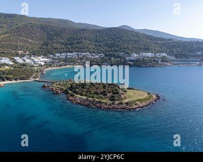 Île avec cabanes et stations balnéaires dans la mer. Vue en angle élevé du haut par drone Banque D'Images