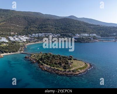 Île avec cabanes et stations balnéaires dans la mer. Vue en angle élevé du haut par drone Banque D'Images