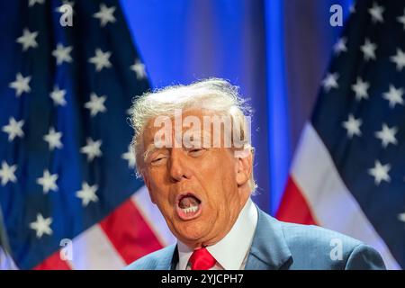 Le président élu des États-Unis Donald Trump fait un geste alors qu’il assiste à une réunion avec les Républicains de la Chambre à l’hôtel Hyatt Regency à Washington, DC, le 13 novembre 2024. Crédit : Allison Robbert/Pool via CNP/MediaPunch Banque D'Images