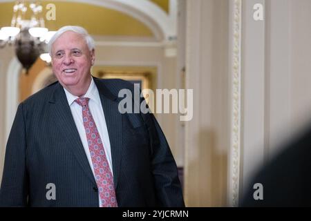 Le gouverneur et sénateur élu Jim Justice (républicain de Virginie-occidentale) entre dans la réunion du GOP pour élire un nouveau leader de la majorité au Sénat dans le Capitole des États-Unis à Washington, DC le mercredi 13 novembre 2024.Credit : Annabelle Gordon/CNP/MediaPunch Banque D'Images