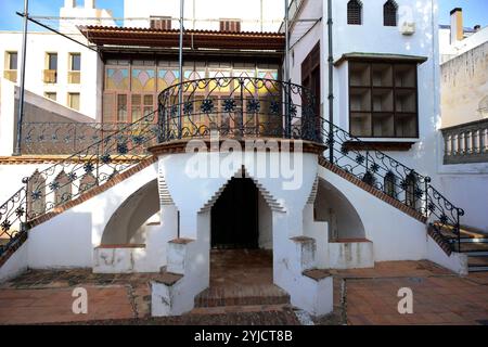 Casa Coll i Regàs, 1898. Detalle de la parte posterior de la casa. Galeria cubierta con una vidriera de colores y escaleras de forja que dan acceso al Jardín. Mataró. AUTEUR : JOSEP PUIG I CADAFALCH. Banque D'Images