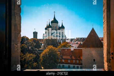 La partie supérieure du vieux Tallinn avec l'église Alexander Nevsky et le Pikk Hermann. Banque D'Images