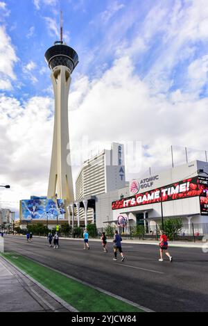 Coureurs de marathon sur Las Vegas Blvd près du Strat Resort sur le Strip de Vegas. Banque D'Images