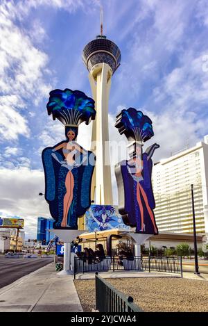 Le Strat à Las Vegas avec des panneaux showgirl, sur le Strip de Las Vegas. C'est là que la ville de Las Vegas et le Strip se croisent. Banque D'Images