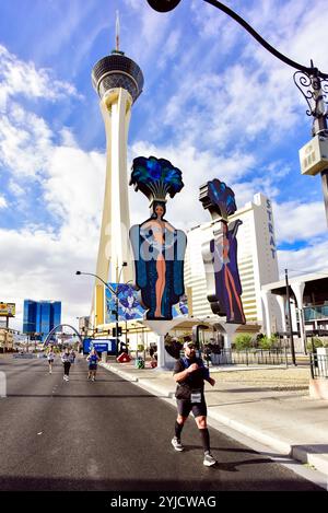 Le Strat à Las Vegas avec les panneaux Showgirls, sur le Strip de Las Vegas. C'est là que la ville de Las Vegas et le Strip se croisent. Banque D'Images