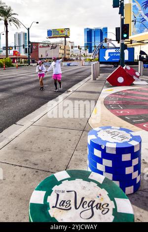 Le panneau Las Vegas avec des panneaux showgirl sur le Strip nord de Vegas. C'est là que la ville de Las Vegas et le Strip se croisent. Banque D'Images