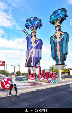 Le panneau Las Vegas avec des panneaux showgirl sur le Strip nord de Vegas. C'est là que la ville de Las Vegas et le Strip se croisent. Banque D'Images