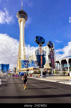 Le Strat à Las Vegas avec les panneaux Showgirls, sur le Strip de Las Vegas. C'est là que la ville de Las Vegas et le Strip se croisent. Banque D'Images