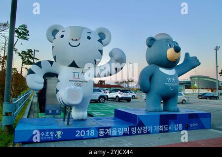 Gangneung, Corée du Sud - 3 novembre 2024 : statues de Soohorang le tigre et Bandabi l'ours, mascottes des Jeux Olympiques d'hiver de PyeongChang 2018, dis Banque D'Images