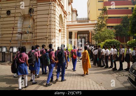 Célébrant la Journée nationale de l'enfance à l'occasion de l'anniversaire de naissance du premier premier ministre indien, Jawaharlal Nehru, le Birla Industrial & Technological Museum (BITM) a accueilli plus de 2 000 étudiants, dont de nombreux issus de milieux défavorisés, pour une journée d'événements culturels et d'apprentissage. Les élèves ont présenté des performances vibrantes, célébrant la vision de Nehru pour la jeunesse et l'éducation. La journée au BITM a offert une plate-forme pour la créativité et l'expression, soulignant l'engagement du musée envers l'inclusion et l'autonomisation éducative, alors que les jeunes participants s'immergeaient dans une variété d'expériences enrichissantes Banque D'Images