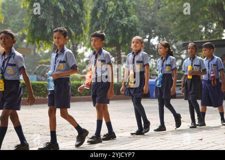 Célébrant la Journée nationale de l'enfance à l'occasion de l'anniversaire de naissance du premier premier ministre indien, Jawaharlal Nehru, le Birla Industrial & Technological Museum (BITM) a accueilli plus de 2 000 étudiants, dont de nombreux issus de milieux défavorisés, pour une journée d'événements culturels et d'apprentissage. Les élèves ont présenté des performances vibrantes, célébrant la vision de Nehru pour la jeunesse et l'éducation. La journée au BITM a offert une plate-forme pour la créativité et l'expression, soulignant l'engagement du musée envers l'inclusion et l'autonomisation éducative, alors que les jeunes participants s'immergeaient dans une variété d'expériences enrichissantes Banque D'Images