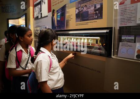 Célébrant la Journée nationale de l'enfance à l'occasion de l'anniversaire de naissance du premier premier ministre indien, Jawaharlal Nehru, le Birla Industrial & Technological Museum (BITM) a accueilli plus de 2 000 étudiants, dont de nombreux issus de milieux défavorisés, pour une journée d'événements culturels et d'apprentissage. Les élèves ont présenté des performances vibrantes, célébrant la vision de Nehru pour la jeunesse et l'éducation. La journée au BITM a offert une plate-forme pour la créativité et l'expression, soulignant l'engagement du musée envers l'inclusion et l'autonomisation éducative, alors que les jeunes participants s'immergeaient dans une variété d'expériences enrichissantes Banque D'Images