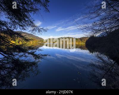 Ambiance automnale au lac Hechtsee près de Kufstein, Tyrol, Autriche, Europe Banque D'Images