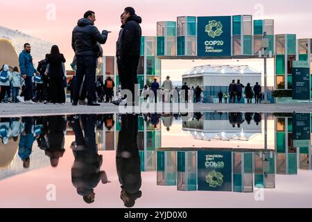 Bakou, Azerbaïdjan, 14 novembre 2024. Les participants marchent et réseautent devant l'entrée principale pendant la COP29 de la Conférence des Nations Unies sur les changements climatiques, un événement organisé par la CCNUCC au stade olympique de Bakou. La COP29, qui se déroulera à partir de novembre 11-22, se concentre sur les marchés du carbone et le financement de la durabilité et de l’atténuation. Crédit : Dominika Zarzycka/Alamy Live News. Banque D'Images