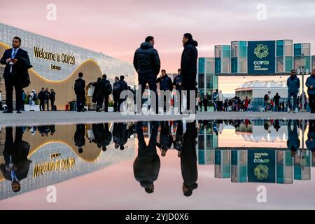 Bakou, Azerbaïdjan, 14 novembre 2024. Les participants marchent et réseautent devant l'entrée principale pendant la COP29 de la Conférence des Nations Unies sur les changements climatiques, un événement organisé par la CCNUCC au stade olympique de Bakou. La COP29, qui se déroulera à partir de novembre 11-22, se concentre sur les marchés du carbone et le financement de la durabilité et de l’atténuation. Crédit : Dominika Zarzycka/Alamy Live News. Banque D'Images