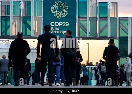 Bakou, Azerbaïdjan, 14 novembre 2024. Les participants marchent devant l'entrée principale pendant la COP29 de la Conférence des Nations Unies sur les changements climatiques, un événement organisé par la CCNUCC au stade olympique de Bakou. La COP29, qui se déroulera à partir de novembre 11-22, se concentre sur les marchés du carbone et le financement de la durabilité et de l’atténuation. Crédit : Dominika Zarzycka/Alamy Live News. Banque D'Images