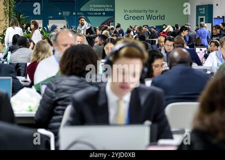 Bakou, Azerbaïdjan, 14 novembre 2024. Les participants travaillent pendant la COP29 de la Conférence des Nations Unies sur les changements climatiques, un événement organisé par la CCNUCC au stade olympique de Bakou. La COP29, qui se déroulera à partir de novembre 11-22, se concentre sur les marchés du carbone et le financement de la durabilité et de l’atténuation. Crédit : Dominika Zarzycka/Alamy Live News. Banque D'Images