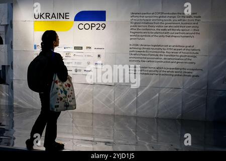 Bakou, Azerbaïdjan, 14 novembre 2024. Le participant visite le Pavillon de l'Ukraine pendant la COP29 de la Conférence des Nations Unies sur les changements climatiques, un événement organisé par la CCNUCC au stade olympique de Bakou. La COP29, qui se déroulera à partir de novembre 11-22, se concentre sur les marchés du carbone et le financement de la durabilité et de l’atténuation. Crédit : Dominika Zarzycka/Alamy Live News. Banque D'Images