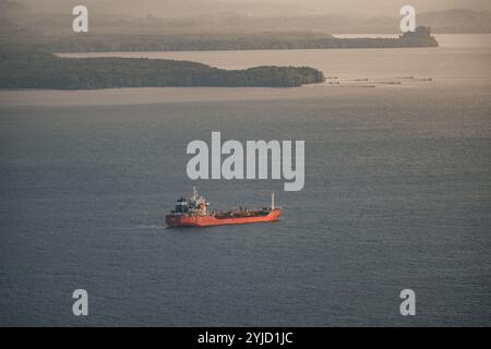 Cargo dans la mer à Sandakan Sabah Borneo Malaisie Banque D'Images