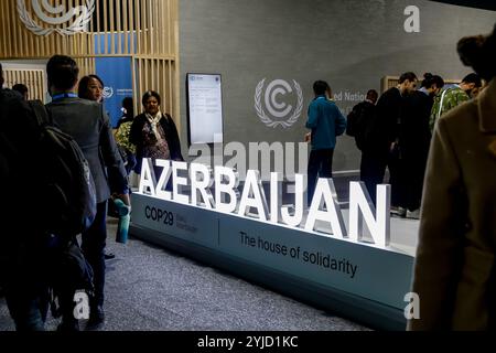 Bakou, Azerbaïdjan, 14 novembre 2024. Les participants visitent le Pavillon Azerbaïdjan pendant la COP29 de la Conférence des Nations Unies sur les changements climatiques, un événement organisé par la CCNUCC au stade olympique de Bakou. La COP29, qui se déroulera à partir de novembre 11-22, se concentre sur les marchés du carbone et le financement de la durabilité et de l’atténuation. Crédit : Dominika Zarzycka/Alamy Live News. Banque D'Images