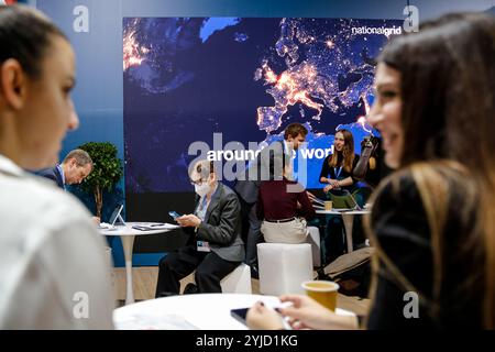 Bakou, Azerbaïdjan, 14 novembre 2024. Les participants se retrouvent dans le pavillon britannique lors de la COP29 de la Conférence des Nations Unies sur les changements climatiques, un événement organisé par la CCNUCC au stade olympique de Bakou. La COP29, qui se déroulera à partir de novembre 11-22, se concentre sur les marchés du carbone et le financement de la durabilité et de l’atténuation. Crédit : Dominika Zarzycka/Alamy Live News. Banque D'Images