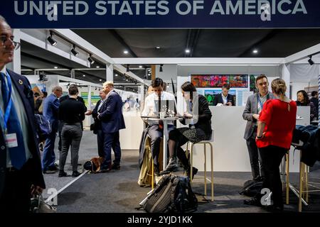 Bakou, Azerbaïdjan, 14 novembre 2024. Les participants se mettent en réseau dans le Pavillon américain lors de la COP29 de la Conférence des Nations Unies sur les changements climatiques, un événement organisé par la CCNUCC au stade olympique de Bakou. La COP29, qui se déroulera à partir de novembre 11-22, se concentre sur les marchés du carbone et le financement de la durabilité et de l’atténuation. Crédit : Dominika Zarzycka/Alamy Live News. Banque D'Images