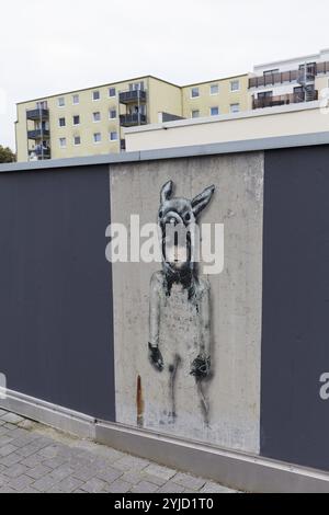 Petite fille avec bonnet animal, seulement survivant murale sur un mur fraîchement peint, par l'artiste de rue L.E.T, Duesseldorf, Rhénanie du Nord-Westphalie, Allemagne, EUR Banque D'Images