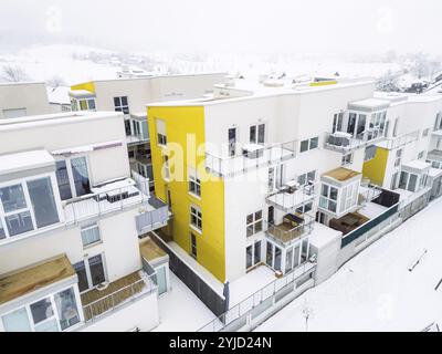 Complexe d'appartements nouvellement construit, architecture moderne, bâtiment résidentiel sur une journée d'hiver enneigée Banque D'Images