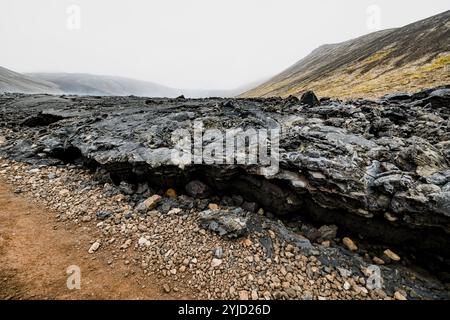 Volcan actif Geldingadalir, errupting en 2021, Fagradalsfjall et 2022 -Meradalir. Des roches de lave encore chaudes, de la vapeur s'échappe des terres. Gris foncé Banque D'Images