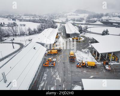 Base de travail d'entretien d'autoroute au milieu de l'hiver par une journée neigeuse. Neige causant des problèmes et des retards sur l'autoroute Banque D'Images